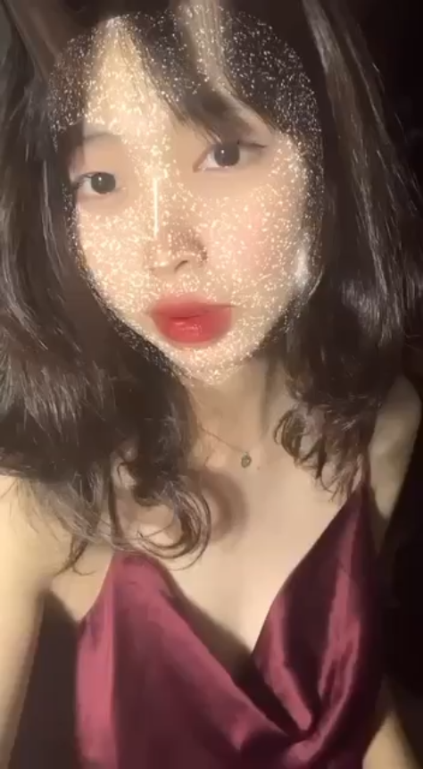 Áo 2 dây đỏ show vú